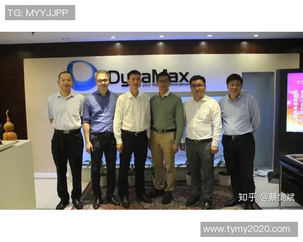 耐克足球巨星齐聚一堂合影留念展现团队精神与运动魅力